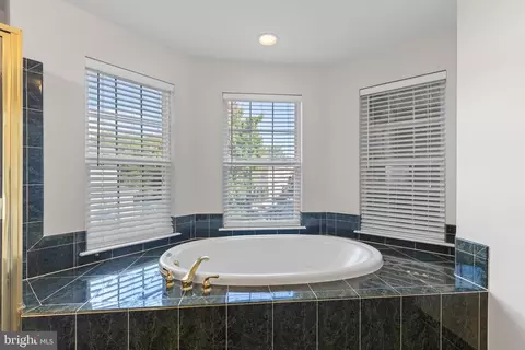 Bath - 8401 Tillett Loop, Manassas, VA 20110 photo 4 of 6