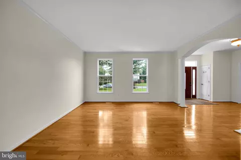 Living - 8684 Nagle St, Manassas, VA 20110 photo 2 of 6