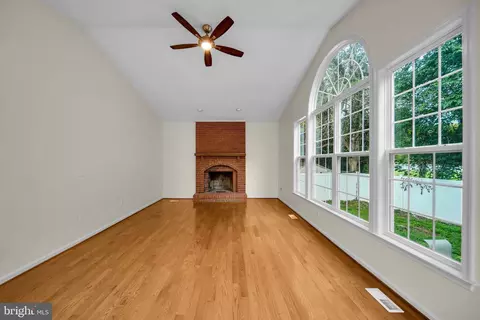 Living - 8684 Nagle St, Manassas, VA 20110 photo 3 of 6