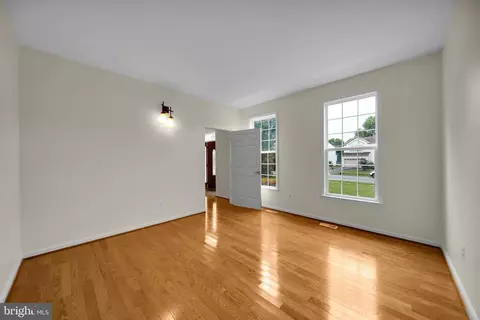 Living - 8684 Nagle St, Manassas, VA 20110 photo 6 of 6