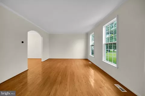 Living - 8684 Nagle St, Manassas, VA 20110 photo 1 of 6