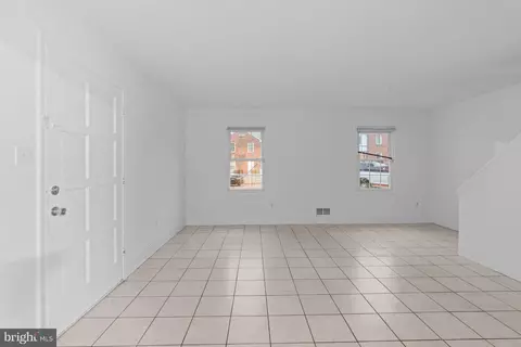 Living - 9827 Town Ln, Manassas, VA 20110 photo 3 of 4