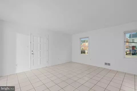 Living - 9827 Town Ln, Manassas, VA 20110 photo 4 of 4