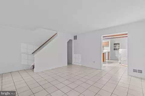 Living - 9827 Town Ln, Manassas, VA 20110 photo 2 of 4