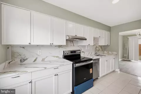 Kitchen - 9053 Silver Maple Ct, Manassas, VA 20110 photo 2 of 3