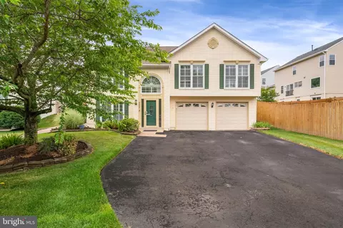 9302 Karen Ct, Manassas Park, VA 20111