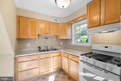 176 Cabbel Dr, Manassas Park, VA 20111 photo 9