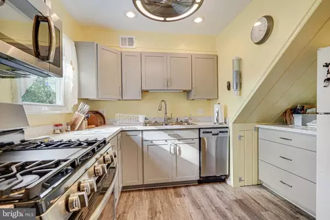 171 Manassas Dr, Manassas Park, VA 20111 photo 4