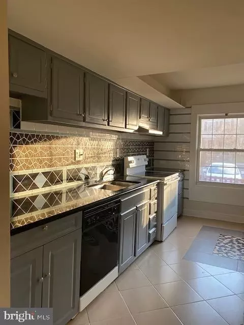 8286 White Pine Dr, Manassas Park, VA 20111 photo 3