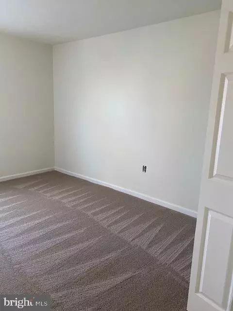 8286 White Pine Dr, Manassas Park, VA 20111 photo 10