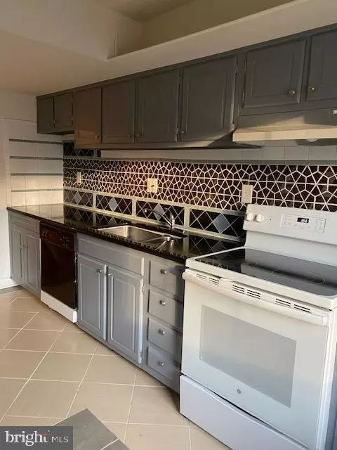 8286 White Pine Dr, Manassas Park, VA 20111 photo 2