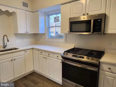 212 Cabbel Dr, Manassas Park, VA 20111 photo 3