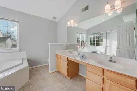 Bath - 9185 Matthew Dr, Manassas Park, VA 20111 photo 4 of 8