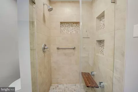Bath - 9185 Matthew Dr, Manassas Park, VA 20111 photo 2 of 8