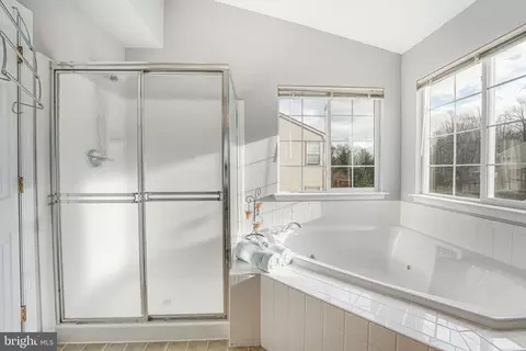 Bath - 9185 Matthew Dr, Manassas Park, VA 20111 photo 5 of 8