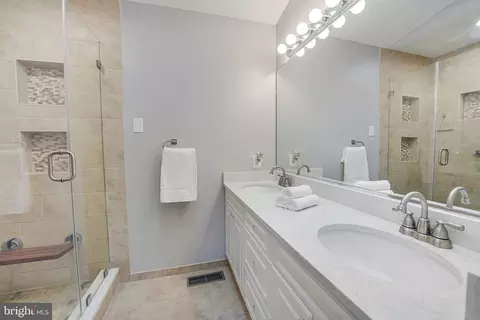 Bath - 9185 Matthew Dr, Manassas Park, VA 20111 photo 1 of 8