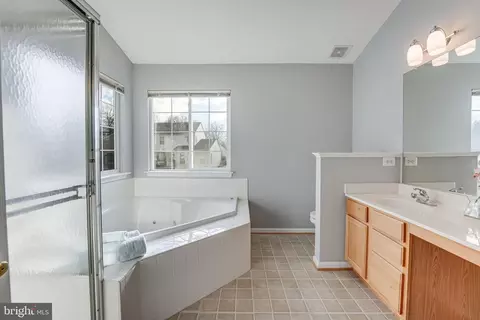 Bath - 9185 Matthew Dr, Manassas Park, VA 20111 photo 6 of 8