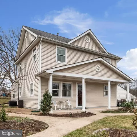 202 Lambert Dr, Manassas Park, VA 20111