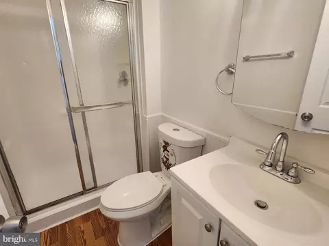 Bath - 8636 Cartwright Ct, Manassas Park, VA 20111 photo 2 of 3