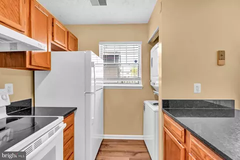 Kitchen - 8627 Cartwright Ct, Manassas Park, VA 20111 photo 6 of 10