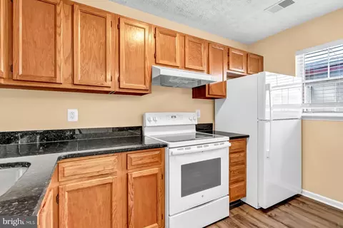 Kitchen - 8627 Cartwright Ct, Manassas Park, VA 20111 photo 5 of 10