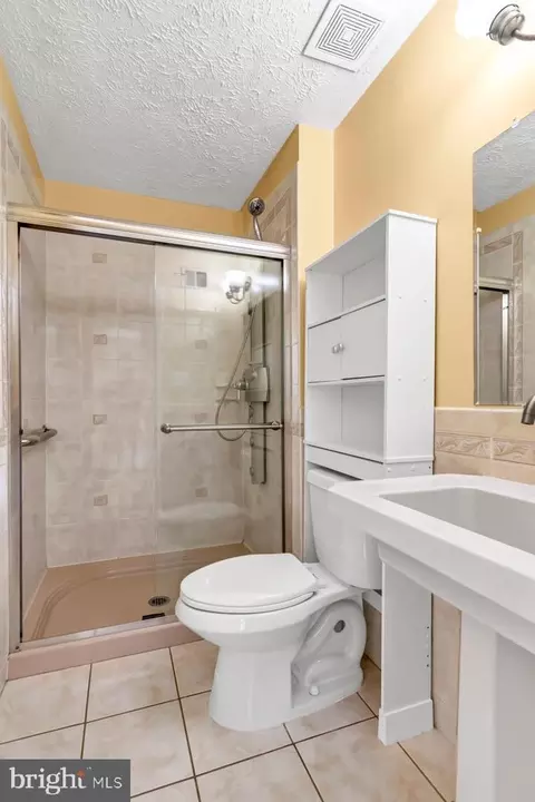 Bath - 8627 Cartwright Ct, Manassas Park, VA 20111 photo 2 of 4