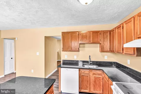 Kitchen - 8627 Cartwright Ct, Manassas Park, VA 20111 photo 7 of 10