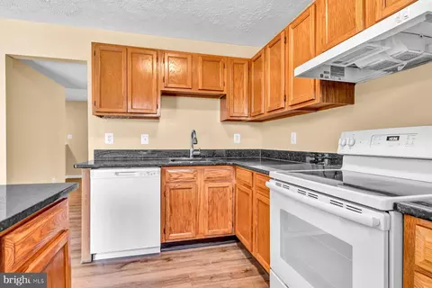 Kitchen - 8627 Cartwright Ct, Manassas Park, VA 20111 photo 9 of 10
