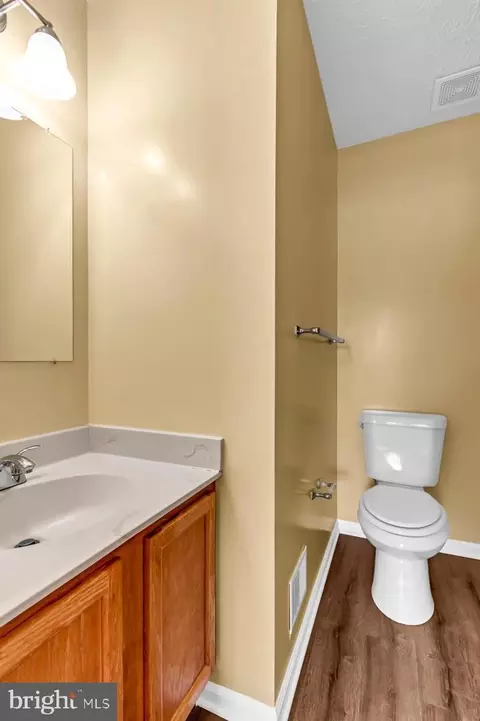 Bath - 8627 Cartwright Ct, Manassas Park, VA 20111 photo 3 of 4