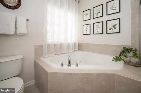 Bath - 9037 Belo Gate Dr, Manassas Park, VA 20111 photo 3 of 6