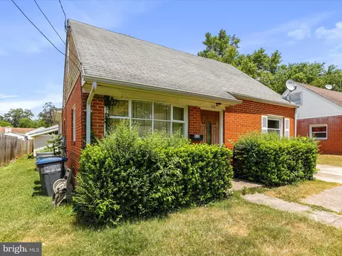 Exterior - 112 Holden Dr, Manassas Park, VA 20111 photo 4 of 9