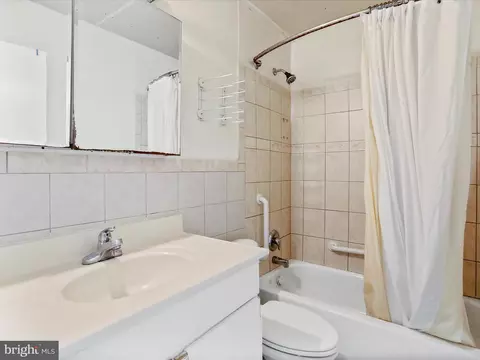Bath - 112 Holden Dr, Manassas Park, VA 20111 photo 2 of 3