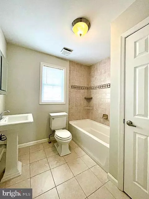 Bath - 145 Scott Dr, Manassas Park, VA 20111 photo 4 of 4