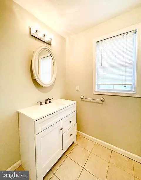 Bath - 145 Scott Dr, Manassas Park, VA 20111 photo 3 of 4