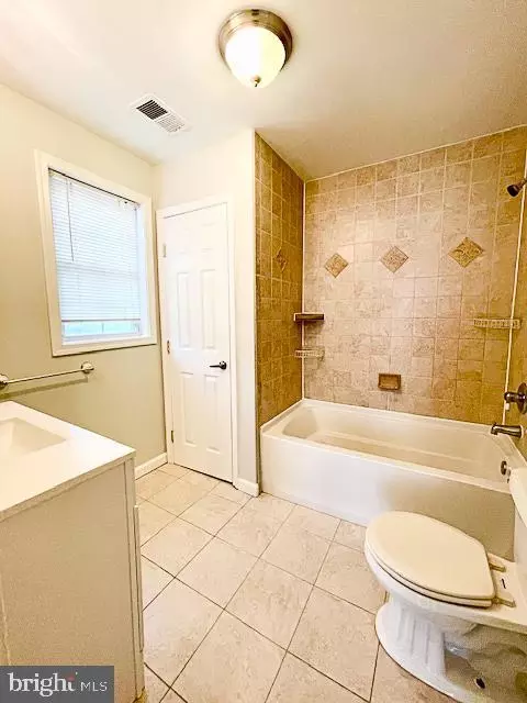 Bath - 145 Scott Dr, Manassas Park, VA 20111 photo 2 of 4