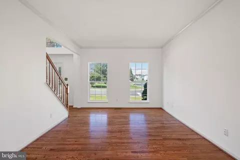 Living - 9218 William St, Manassas Park, VA 20111 photo 2 of 12
