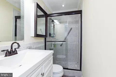 Bath - 8656 Sumter Ct, Manassas Park, VA 20111 photo 4 of 4
