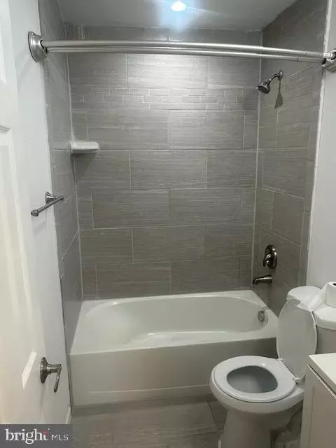 Bath - 162 Martin Dr, Manassas Park, VA 20111 photo 2 of 4