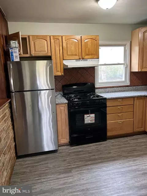 Kitchen - 159 Kent Dr, Manassas Park, VA 20111 photo 2 of 3