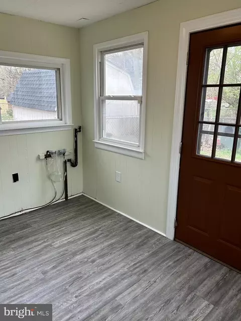 Entry Way - 159 Kent Dr, Manassas Park, VA 20111 photo 7 of 9