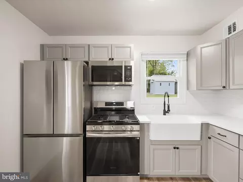 Kitchen - 131 Martin Dr, Manassas Park, VA 20111 photo 3 of 6