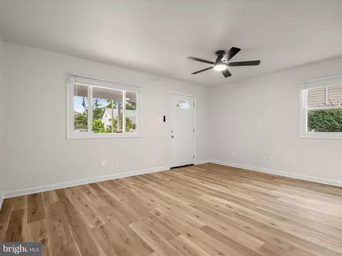 Living - 131 Martin Dr, Manassas Park, VA 20111 photo 2 of 6