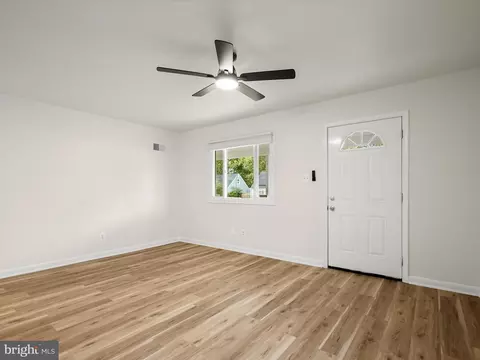 Living - 131 Martin Dr, Manassas Park, VA 20111 photo 1 of 6