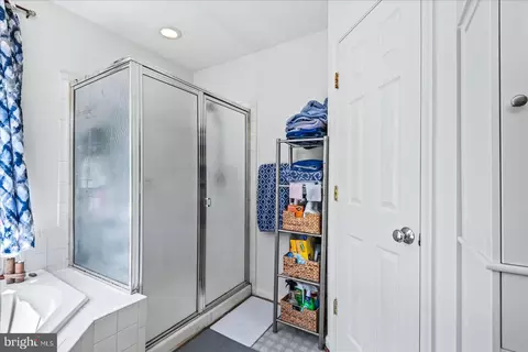 Bath - 9316 Paul Dr, Manassas Park, VA 20111 photo 4 of 7