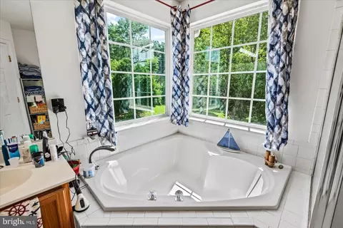 Bath - 9316 Paul Dr, Manassas Park, VA 20111 photo 3 of 7