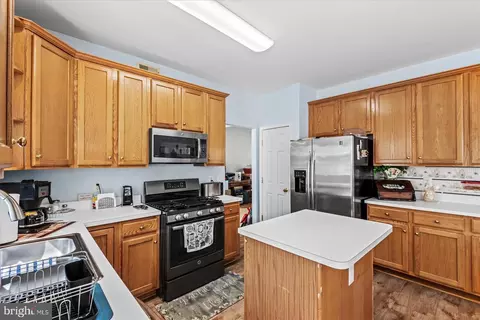 Kitchen - 9316 Paul Dr, Manassas Park, VA 20111 photo 2 of 3