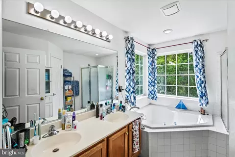 Bath - 9316 Paul Dr, Manassas Park, VA 20111 photo 2 of 7
