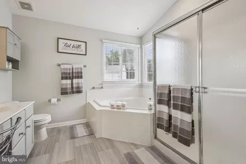 Bath - 9305 Michael Ct, Manassas Park, VA 20111 photo 2 of 4
