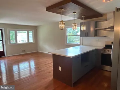 Living - 106 Alpine St, Manassas Park, VA 20111 photo 2 of 5