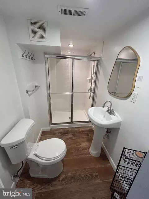 Bath - 106 Alpine St, Manassas Park, VA 20111 photo 4 of 4